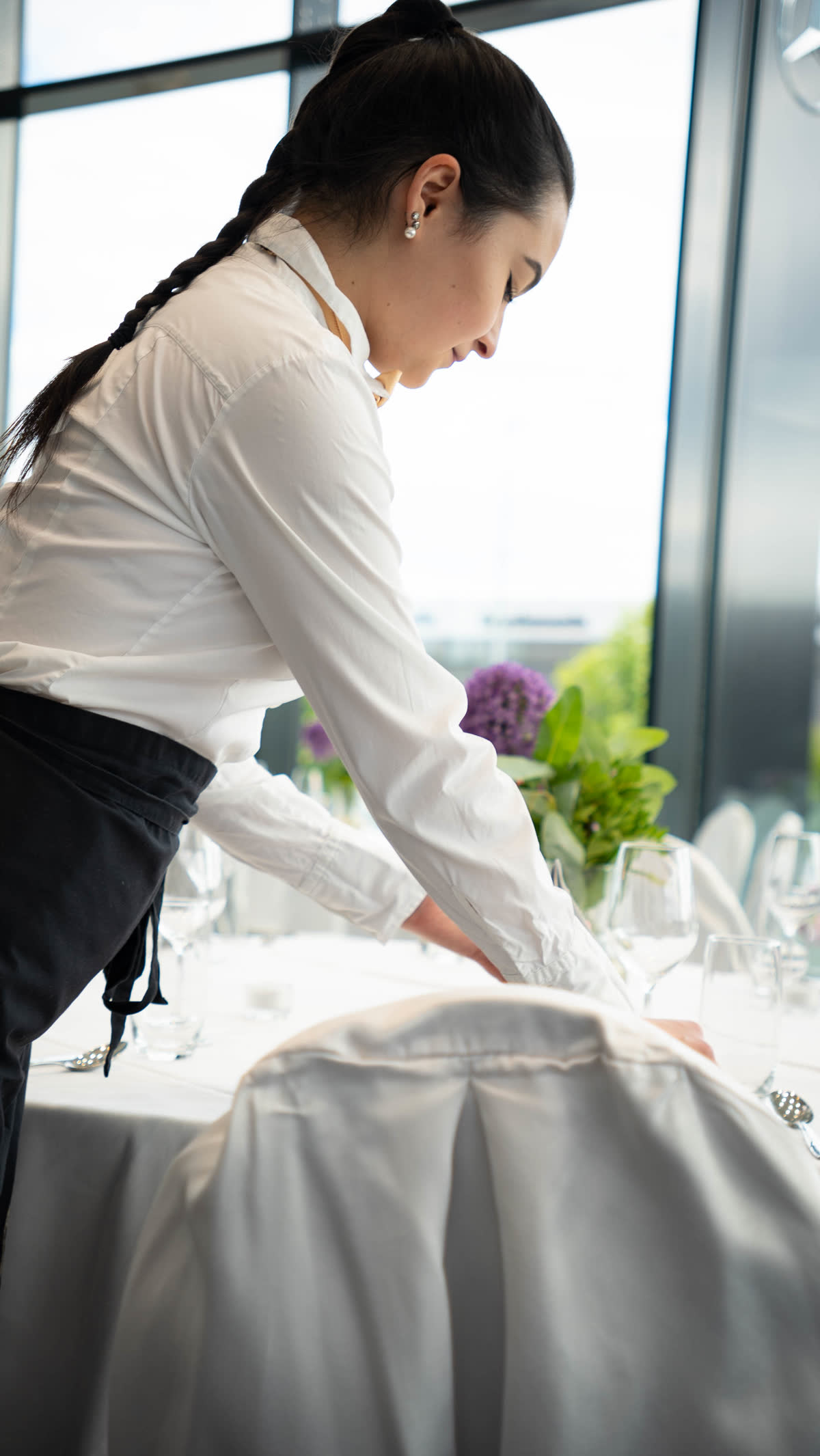 Servicekraft beim Tischarrangement