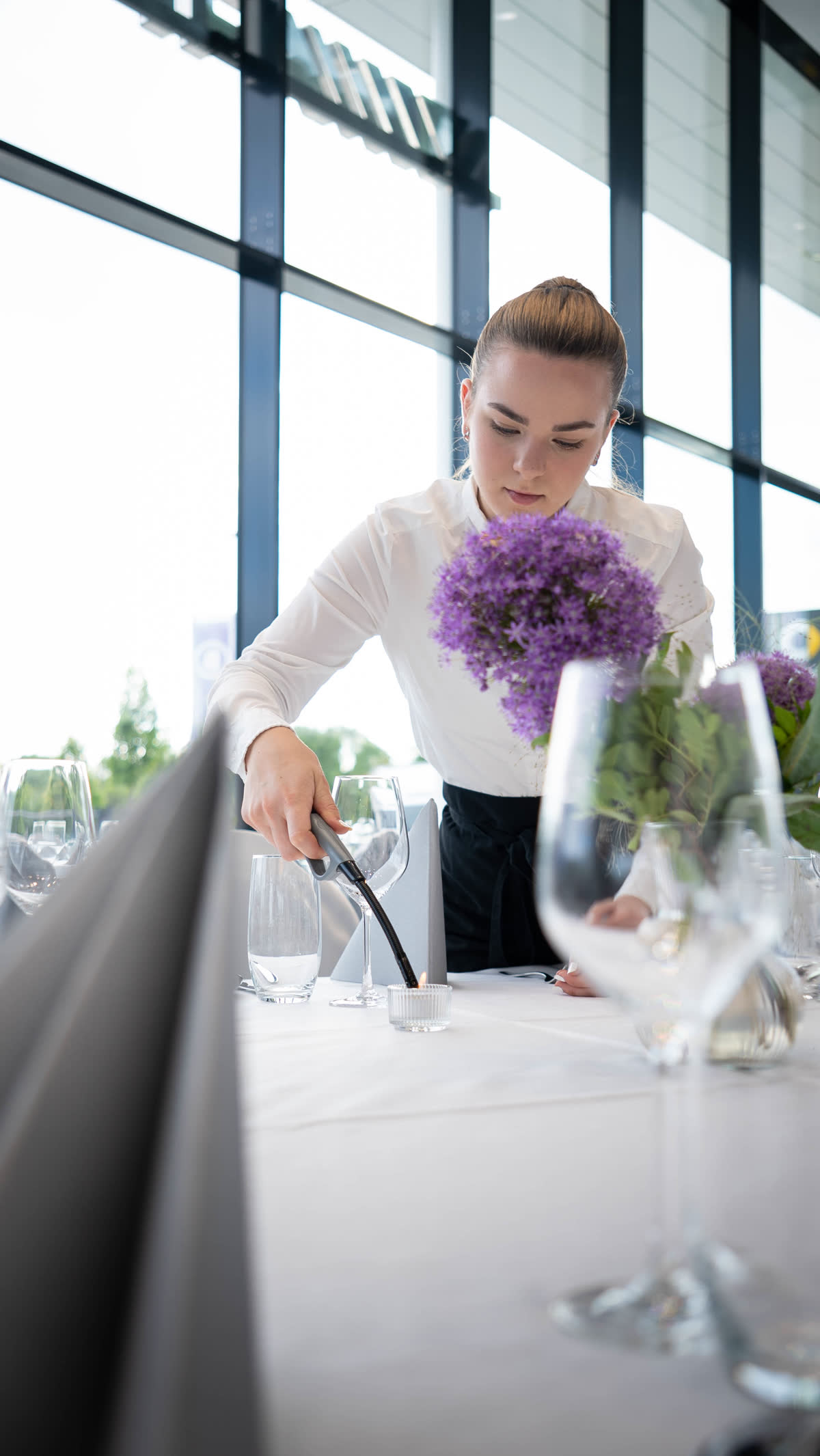 Servicekraft beim Eindecken einer eleganten Tafel