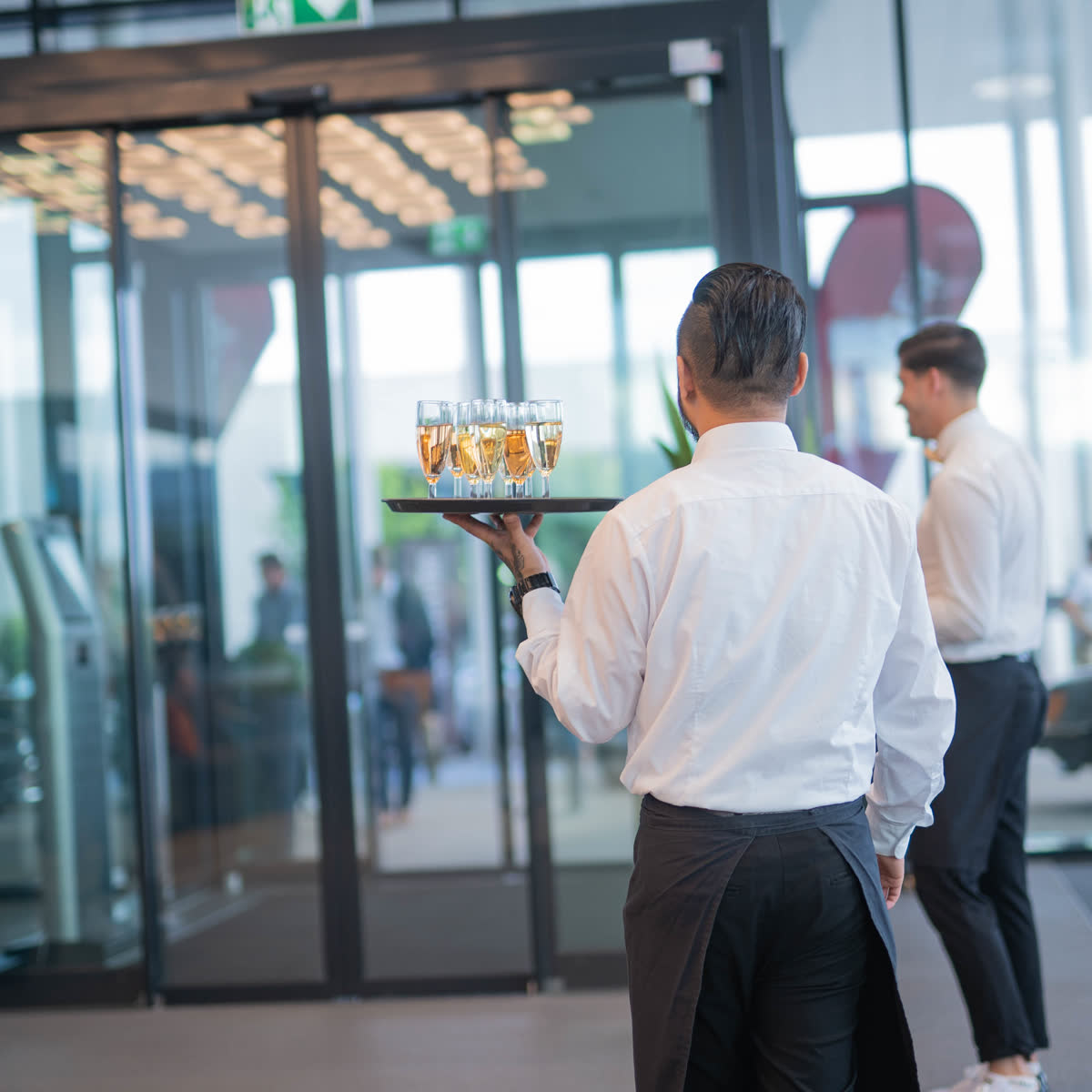 Servicekräfte beim Empfang