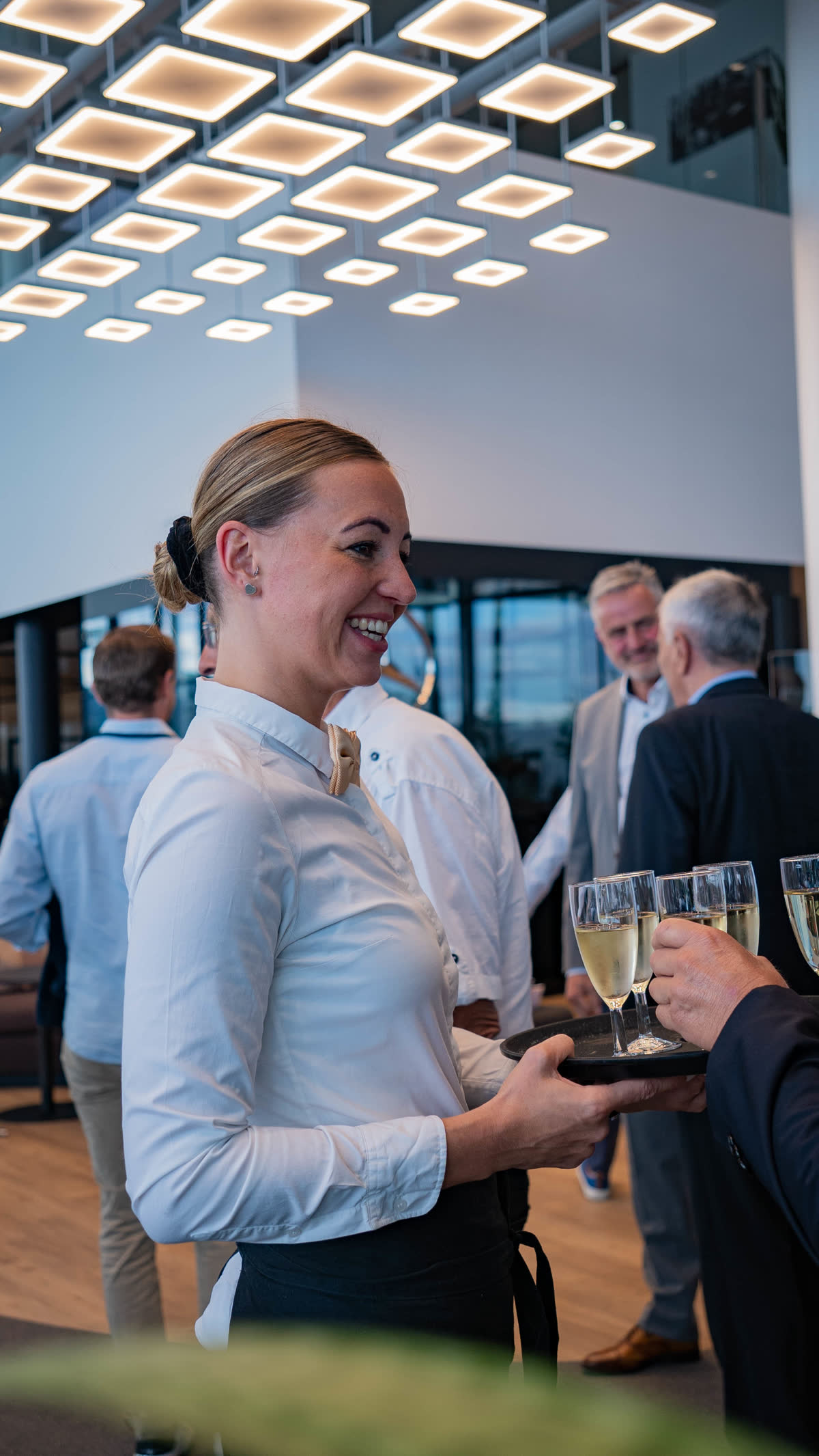 Servicekraft mit Sektgläsern