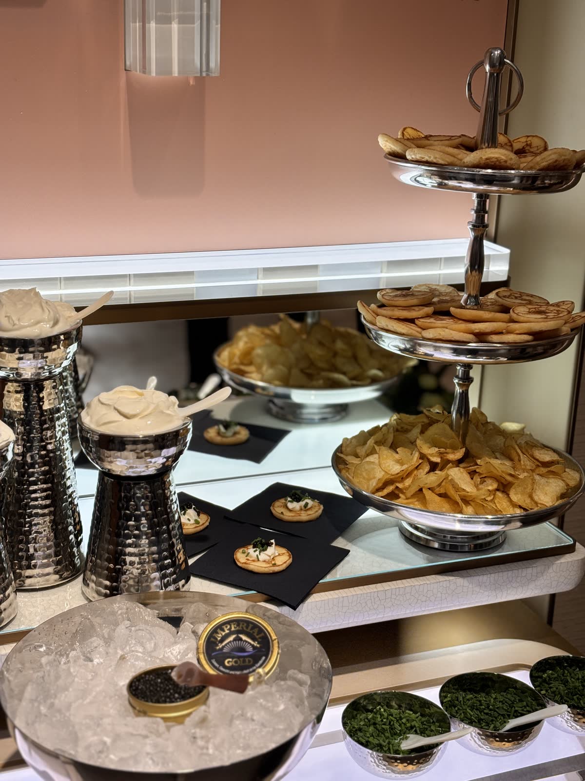 Kaviar-Station mit Blinis und Chips