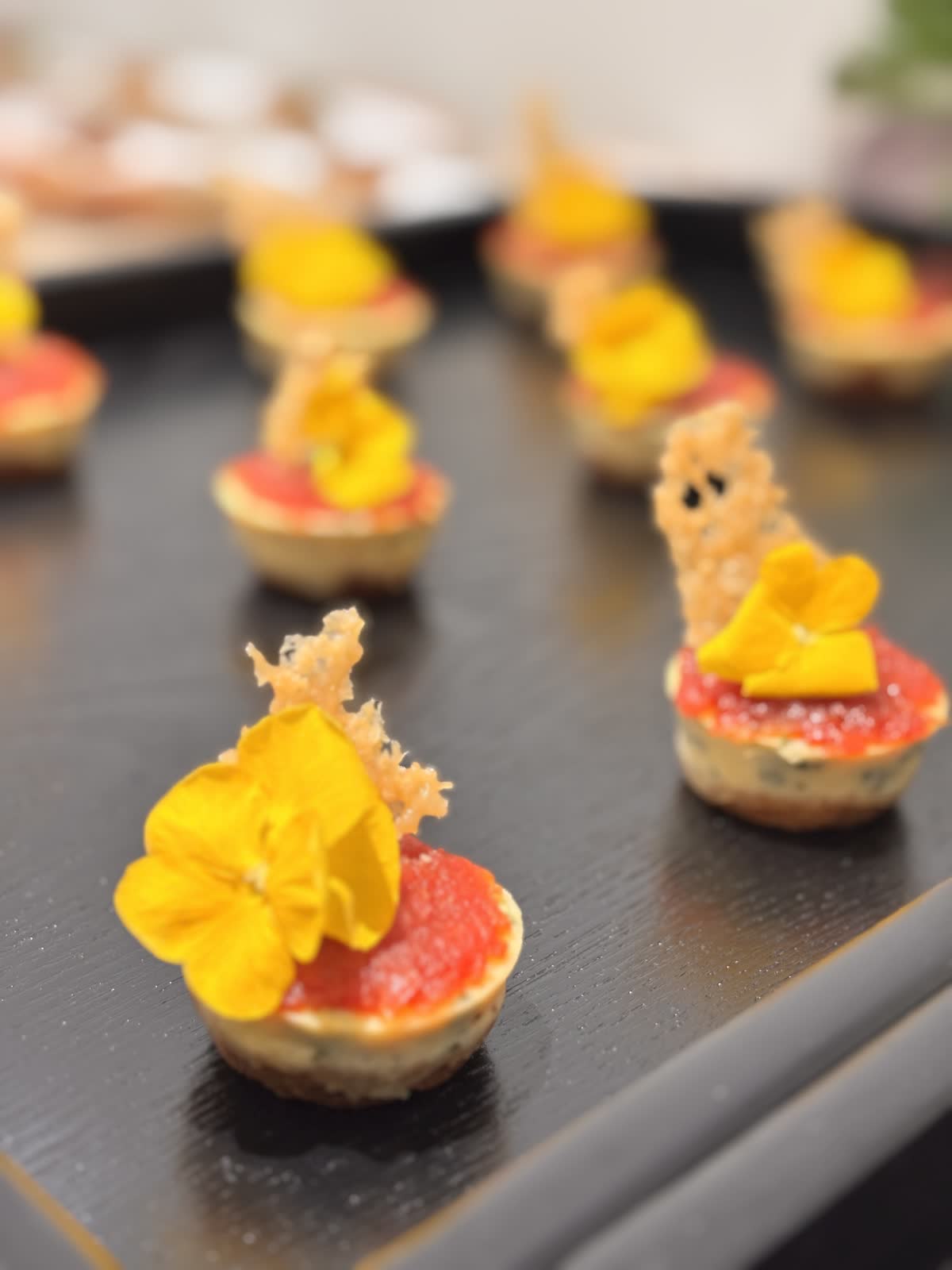 Tartelettes mit Blüten und Kaviar-Topping