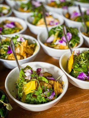 Bunte Salatschalen mit essbaren Blüten